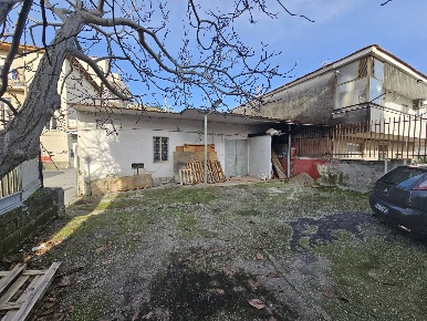 Foto Attività commerciale in VIA PISCIARELLI, Napoli Agnano di 10 m²