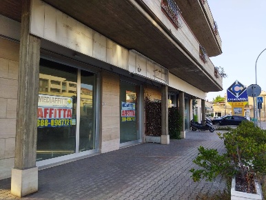 Foto Locale commerciale a Montesilvano di 90 m² con 1 locali in affitto