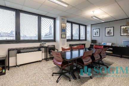 Foto Ufficio in via Cernuschi, Monza Centro Storico di 477 m² con 18 locali