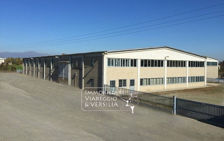 Foto Magazzino in via degli oliveti, Massa Zona Industriale di 1000 m²