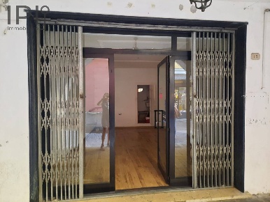Foto Attività commerciale in via dei portici, Cairo Montenotte Centro