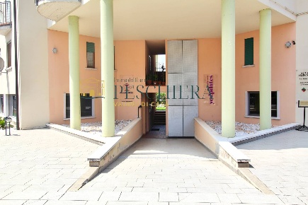 Foto Ufficio in Via Sebino, Peschiera del Garda Centro di 203 m² in vendita