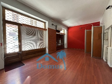 Foto Locale commerciale in Piazza Barbieri, Pinerolo Centro di 65 m²