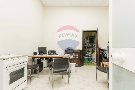 Foto Locale commerciale in Via Piave, Bari Carrassi di 80 m² con 2 locali
