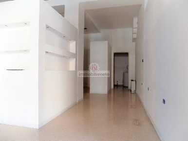 Foto Attività commerciale in VIA ROMA, Lonigo Centro di 70 m² con 2 locali