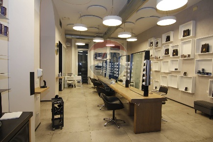 Foto Locale commerciale in Via Cavour, Varese Centro di 164 m² con 6 locali