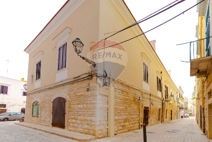 Foto Locale commerciale in Via Bellini, Trani di 239 m² con 4 locali