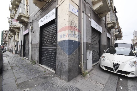 Foto Negozio in Via Vittorio Emanuele Ii, Catania di 68 m² con 2 locali