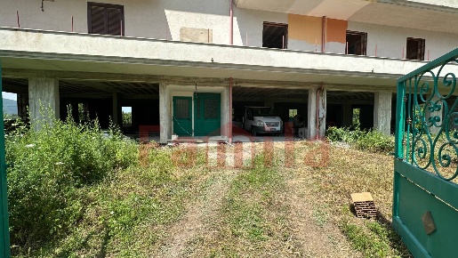 Foto Locale commerciale a Sirignano di 400 m² con 4 locali in affitto