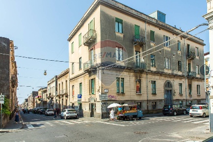 Foto Locale commerciale in via Martinez, Acireale di 211 m² con 5 locali
