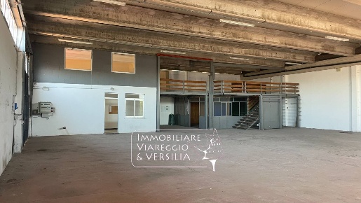 Foto Magazzino in via dei falegnami, Camaiore Capezzano Pianore di 500 m²
