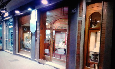 Foto Locale commerciale in viale principe umberto, Caltagirone Centro
