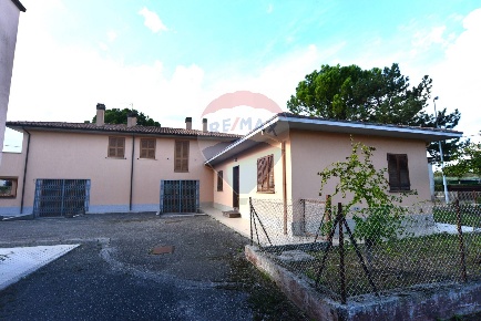 Foto Locale commerciale in Via Pietro Micca, Foligno di 128 m² con 5 locali