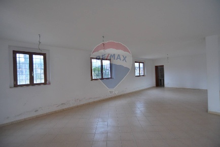 Foto Locale commerciale in Via Pietro Micca, Foligno di 128 m² con 5 locali