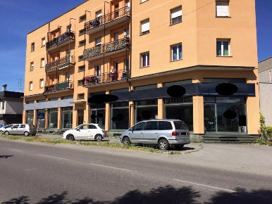 Foto Locale commerciale a Limbiate Centro di 840 m² con 5 locali in vendita