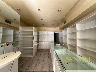 Foto Locale commerciale in Via Garibaldi, Gorizia Centro di 71 m²