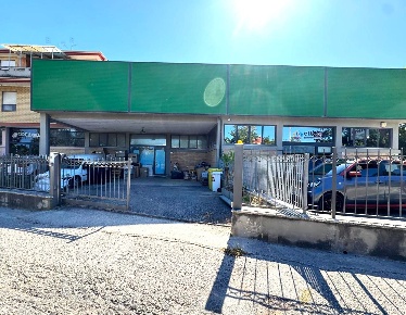 Foto Attività commerciale a Porto San Giorgio di 206 m² con 2 locali