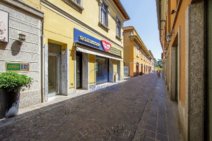 Foto Negozio in VIA CORTELONGA, Monza Centro Storico di 329 m² con 2 locali