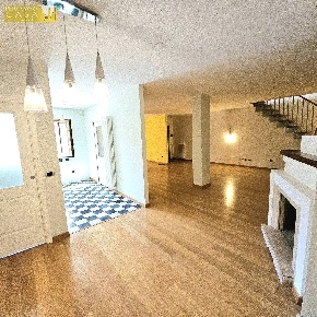 Foto Appartamento in VIA BARNABEI, Teramo Centro di 260 m² con 11 locali