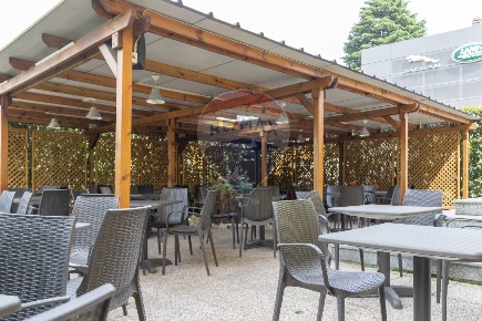 Foto Attività commerciale in viale aguggiari, Varese Montello di 180 m²