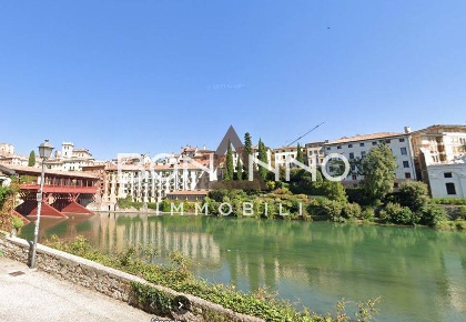 Foto Attività commerciale in piazza liberta 99, Bassano del Grappa Centro