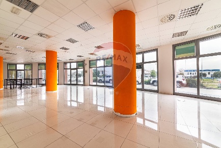 Foto Negozio in Via Pasquinelli, Jesi Smia di 341 m² con 1 locali