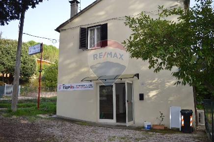 Foto Negozio a Perugia Cenerente - Canneto di 45 m² con 2 locali in affitto