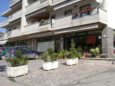 Foto Locale commerciale a Spinetoli Pagliare di 115 m² con 3 locali