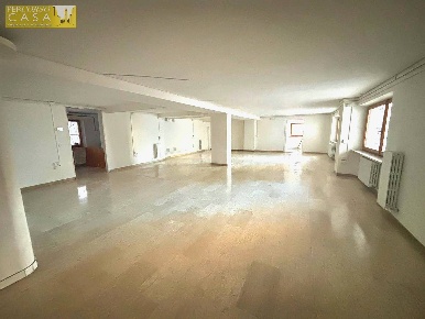 Foto Attività commerciale in Via G. Pannella, Teramo di 143 m² con 4 locali