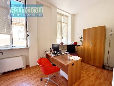 Foto Ufficio in via Dante, Vercelli Centro di 75 m² con 4 locali in affitto