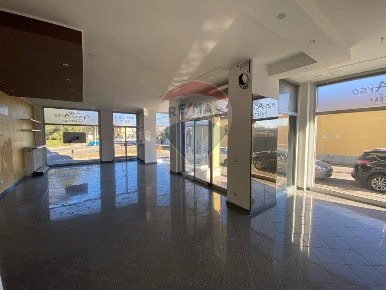 Foto Negozio in VIA GALILEO GALILEI, Somma Lombardo Centro di 95 m²