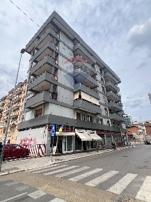 Foto Locale commerciale in Corso Benedetto Croce, Bari Carrassi di 52 m²