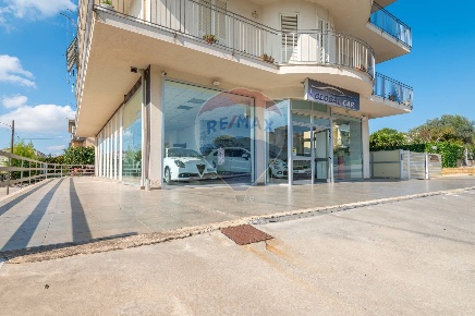 Foto Locale commerciale in Via Balatazze, Caltagirone Centro di 223 m²