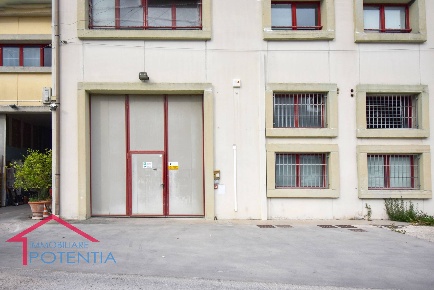 Foto Magazzino in strada regina, Potenza Picena Marignano di 333 m²
