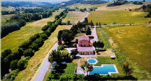 Foto Attività commerciale a Montalcino di 900 m² con 15 locali in vendita