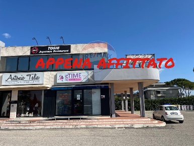 Foto Negozio a Bastia Umbra Bastia di 135 m² con 3 locali in affitto