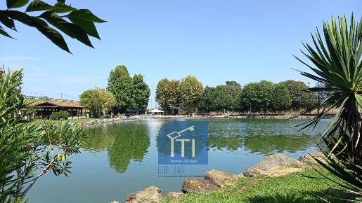 Foto Attività commerciale in Reg Cravero, Volpiano di 1600 m² con 30 locali