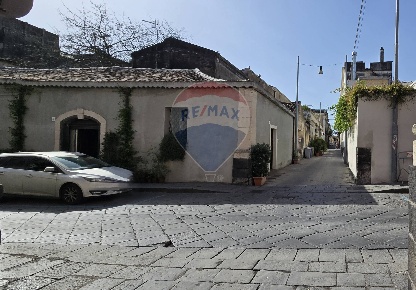 Foto Magazzino in Via Benso conte di Cavour, Riposto Centro di 100 m²