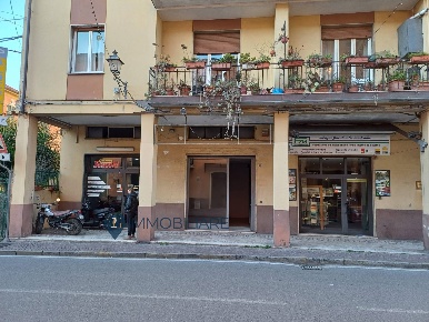 Foto Locale commerciale in Via Sobborgo Emiliano, Sarzana Centro di 70 m²