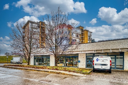 Foto Negozio a Chieri Semicentro di 240 m² con 2 locali in affitto