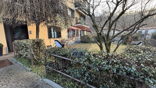 Foto Locale commerciale in Via Jamoretti, Induno Olona di 225 m² in vendita