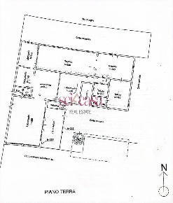 Foto Locale commerciale a Grosseto di 800 m² con 11 locali in vendita