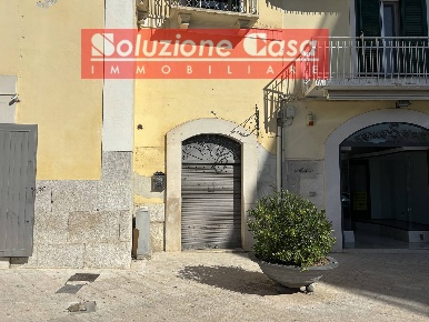 Foto Locale commerciale in Piazza della Repubblica, Canosa di Puglia