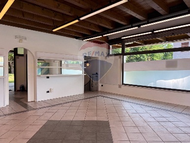 Foto Locale commerciale in Via Medaglie d'oro, Belluno Centro di 140 m²