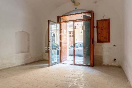 Foto Locale commerciale in Via Nicola De Roggiero, Trani di 60 m²