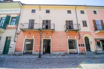 Foto Locale commerciale in VIA TORINO, Chivasso Centro di 208 m² in affitto