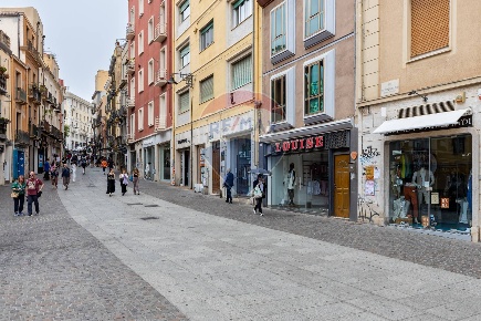 Foto Attività commerciale a Cagliari Villanova di 250 m² con 2 locali