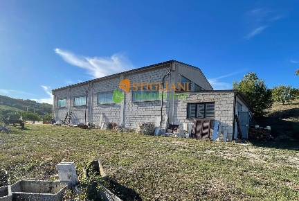 Foto Locale commerciale in Contrada Colle Leone, Campobasso di 260 m²