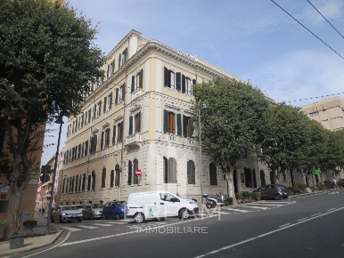 Foto Ufficio in Viale Regina Margherita, Cagliari Sonnino di 400 m²
