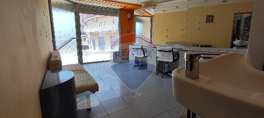 Foto Locale commerciale a Caltagirone Centro di 65 m² con 2 locali